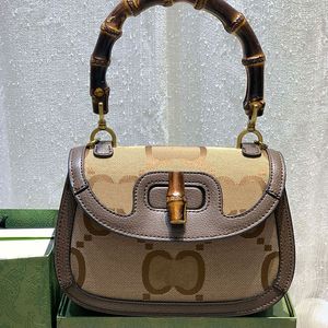 Designer för kvinnor handväskor 675797 shoppingväska ryggsäck axelväska handväska toppkvalitet mynt handväska bambu på axelväska lyx strandstorlek 21 cm