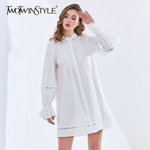 TwotwinStyle Свободное пэчворк плиссированные платье для женщин отворота с длинным рукавом повседневные элегантные белые платья женская мода одежда 210517