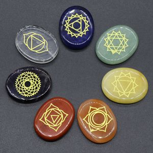 Owalne 7 sztuk Chakra Kamień Zestaw Reiki Healing Crystal Kryształ z wygrawerowane Siedem Chakras Symbole Holistyczna Energia Równowaga Polerowana ręka Kawałek Naturalne Kalki Koraliki Dekoracja