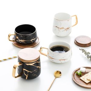 Canecas nórdicas estilos estilos de cerâmica caneca caneca de chá de chá leve Padrão de mármore pintado de ouro e pires de tampa de madeira