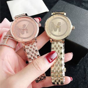 Marca relógios mulheres menina cristal diamante grande letras estilo metal banda de aço de quartzo luxo relógio de pulso m128