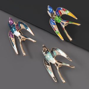 Szpilki, broszki Moda Metal Kapiący Olej Rhinestone Swallow Broszka Kobiet Kreatywny Corsage Biżuteria Akcesoria
