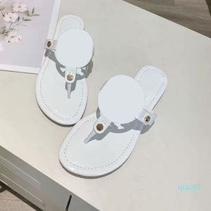 Mulheres Sandálias Oco para fora Logotipo Chinelos Flat Sandal Studded Girl Girl Shoes Jelly Platform Slides Lady Casual Flip Flops com Box 35-43