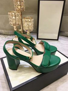 Designer sandaler kristallläder sandal mode sommar utomhus skor mocka spänne guld svart röda damer spik skor storlek 35-42