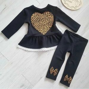 1-6y outono criança criança meninas leopard roupas conjunto amor coração ruffles tops arco calças calças crianças trajes roupas 210515