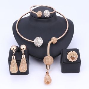 Charme Dubai Gold Überzogene Kristall Schmuck Sets Für Frauen Afrikanische Anhänger Halskette Ohrringe Armreif Ringe Party Kleid Zubehör