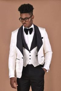 Wysokiej jakości jeden przycisk Ivory Paisley Groom Tuxedos Shawl Lapel Wedding / Prom / obiad Groomsmen Mężczyźni Garnitury Blazer (Kurtka + Spodnie + Kamizelka + Krawat) W1394