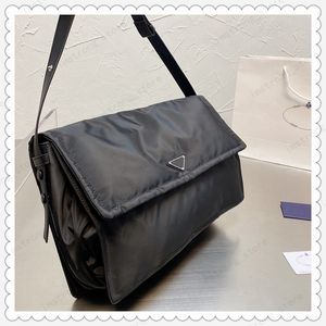 Kadın Tote Çanta Naylon Malzeme Omuz Çantaları Bayan Çanta Kabarık Tasarımcı Çanta Luxurys Tasarımcılar Omuz Crossbody Çanta 21101401q