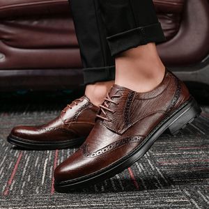 Mens vestido Sapatos Brogue Brogue Genuine Leather Black Poened Slip em sapatos de calçados formais calçados homens de casamento