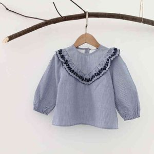 1-7 år Baby Girls Shirt Spring Höst Bomull Vit Blå Striped Broderi Flower Flare Sleeve Kids Blouse 210429