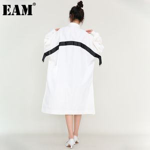 [EAM]女性白巾着ビッグサイズロングドレスラペル長袖ルースフィットファッション春秋1z867 210512