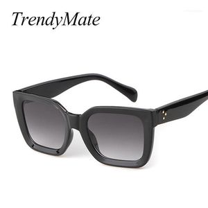 Wholesale tortoise sunglasses for sale - Group buy Retro Sqaure Sunglasses Women Female Vintage Rivet Black Tortoise Frame Sun Glasses For Ladies Oculos Gafas De Sol R1
