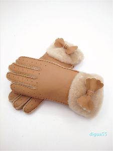 デザイナー冬の女性の蝶のアクセサリー暖かい手袋ウール手袋暖かい女性手袋革の保証