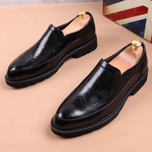 Männer Casual Business Hochzeit Formale Kleider Weiche Leder Brogue-Schuhe Slip-on Lazy Shoe Geschnitzte Bullock Atmungsaktive Müßiggänger Zapatos