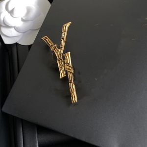 2022 Retro Multi-Style Letter Brosch Distressed Brass Material Temperament Versatile Suit Jacket Classic Tillbehör