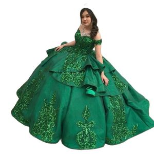 Emerald Green Ball Gown Quinceanera Klänningar 2022 Floral Lace Ruffle Bling Satin Off The Shoulder Sweet 16 Dress Vestidos de Prom Graduation