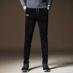 Höst Ly Designer Mode män Jeans Slim Fit Elastic Casual Corduroy Pencil Byxor Koreansk stil Vinter Veet Varma Byxor