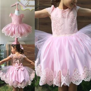 Rosa bonita laço flor meninas vestidos para casamento manga curta joelho lenço arco applique um vestido de comunhão de linha