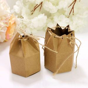 Confezioni regalo 50 pezzi / confezione Scatole di caramelle di carta Kraft Imballaggio dolce esagonale creativo con scatola di imballaggio per matrimoni in corda