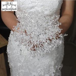 Bröllopsblommor PerfectLifeoh Bouquet Bridal Holding Hands Crystal Boutique