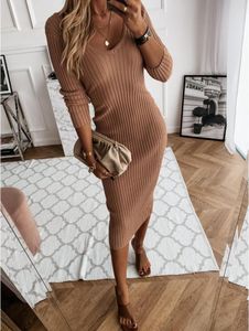 Вязаное платье для свитера Bodycon Женщины эластичные с длинным рукавом сексуально от V-образного вырезок Черно-белые тонкие миди-зимние повседневные платья