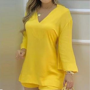 Kvinnors tvåbitar byxor S-2XL Fashion Women Set Women Two Piec Set Solid Plain Bell Sleeve V-Neck Top Shorts Set Outfit Summer Suit 210521