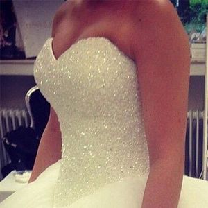 Zj9009 Sexig högkvalitativ elegant vit Elfenben Brudklänningar Beaded Crystal Sweetheart Bröllopsklänning Kund gjord