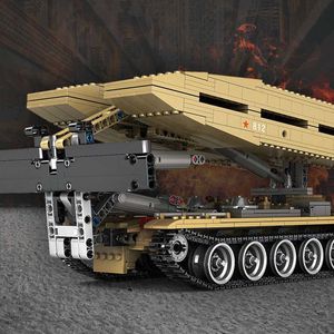 1155pcs Militär ljusversion Typ 84 Tank Bridge Truck Modell Byggnadsblock Armé Soldat Bricks Leksaker Gåvor för barn Kids Q0624