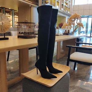 Botas pretas de canivete com salto agulha acima do joelho Stretch Shiny spandex crepe jersey ponta dos pés bota alta até a coxa para mulheres sapatos de grife de luxo calçados de fábrica