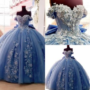 2022 luz azul quinceanera vestidos vestido de bola fora do ombro laço cristal grânulos pérolas flores florais tule plus tamanho doce 16 festa vestidos de baile espartilho de volta com arco