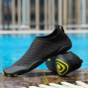 Sapatos de aqua de secagem rápida dos homens, piscinas à beira-mar clara, esportes ao ar livre Sapatilhas de natação Sapatos de água Y0714