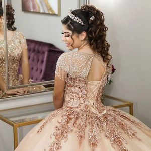 Róża Złota Oszałamiająca Scoop Tassel Zroszony Quinceanera Dresses Aplikacja Keyhole Back Ball Sweet 16 Prom Suknie Vestidos DE 15 Años
