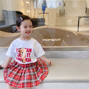 素敵なベアの女の子の手紙Tシャツと格子縞のスカート2ピースの衣装の衣装の服の服の服は白赤チェック210529