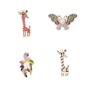 Giraffenbrosche großhandel-Pins Broschen Modeschmuck Koreanische Emaille Pin Metall Perle Kristall Strass Papagei Schmetterling Giraffe Brosche Weihnachten Frauen