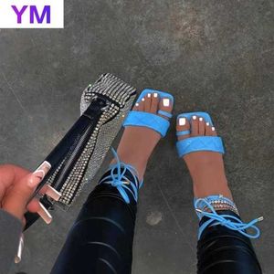 Nya Gladiator Kvinnor Flat Sandals Ladies Clip Toe Cross Strap Skor Square Toe Beach Sandaler Flip Flop Zapatillas Casa Mujer 2021 Y0721