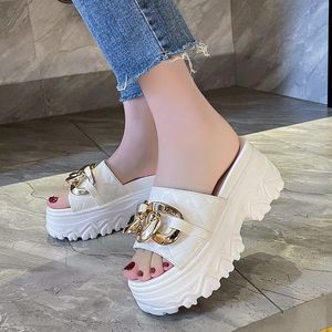 Slides tofflor skor Summer Women Heeled Mules Pantofle Rivet Platform Low High 2024 Rom Gummi Metal Decoration Fabric Basic 16713