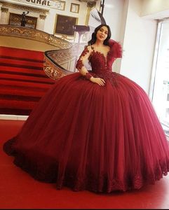 Prinsessan Burgundy Ball Gown Quinceanera Klänningar Vestidos de 15 años fjäder Långärmad Beaded Tulle Prom Brithday Kappor Söt 16 Klänningar