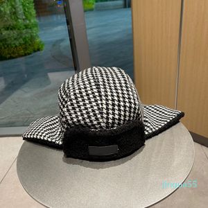 Classic Designer Beret Hats Women Hats Luxurys Designers Wool Thicken Womens Cashmere Hat Bucket Hat Ear Cap