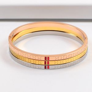 Luxuriöse schmale Buchstaben-Armbänder für Damen, Farbe Gold, Charm-Armreif, Titan-Stahl plattiert, 18 Karat roségoldene Armreifen