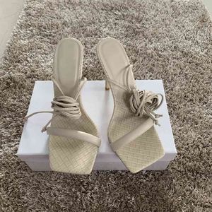 Kvinnors ormtryck Läder Högklackat Skor Sommar Sandaler Kvinna Ankle Buckle Strap Högklackat Pumpar Sandal Sko Slippers K731