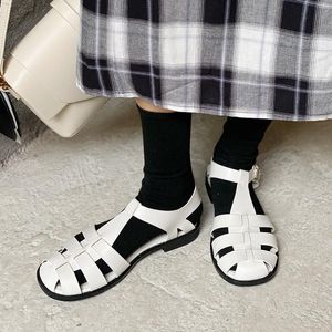 Geschlossene Zehensandalen Schuhe mit niedrigem Absatz und Riemen 2021 Sommeranzug weiblich beige atmungsaktiv flach schwarz Komfort Mode