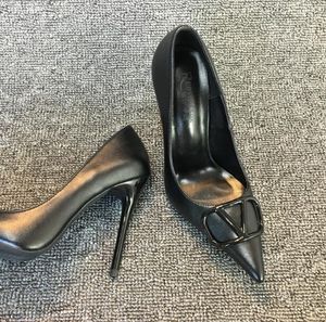 Stiletto designer donne sexy tallone lettera fibbia pompa per bocca poco profonda punta a punta di punta di punta dei tacchi alti feste