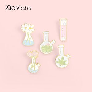 Pins, broscher Rose Lovers Enamel Pins Custom Flask Test Tube Daisy Plant Lover Lab Lapel Badge Bag Science and Chemistry Smycken Gift