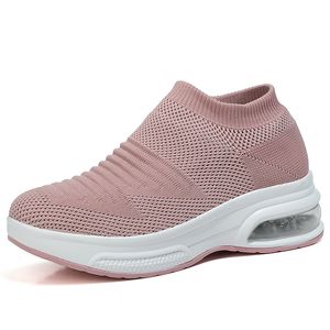 Partihandel 2021 Toppkvalitet för Mens Kvinnor Sport Running Skor Mask Andas Sockers löpare Lila Rosa Outdoor Sneakers 36-45 WY32-A12