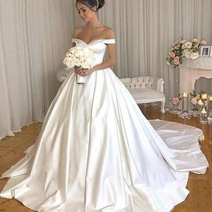 2021 Simple Vintage Brautkleider von der Schulter Hochzeiten Kleider Satin Satin Kurzarm Ballkleid Braut Kleid Kapelle Zug Buttons Zurück Vestido de noiva plus Größe