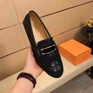 Designer black man dress shoes fashion patent leather male casual flat heel loafers outdoor slip-on with box