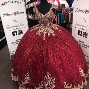 Lüks Parlak Bordo Sequins Quinceanera Elbiseler Altın Aplikler Ile Boncuk V Yaka Vestidos De 15 Años Kızlar Cape Glitter Tatlı 16 Elbiseler Balo Mezuniyet Giyim