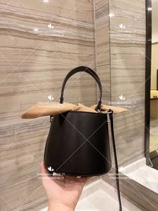 2021 Plain Designer Fashion Round Drawstring Bucket Bag Damläder Handhållen Pocket Wallet Casual Cross Slung One Shoulder Back