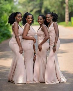 2021 Африканский V-образным вырезом без рукавов Side Split Bridesmaid платья Satin Zipper Back Sweet Поезд Русалка Свадьба Гостевое платье