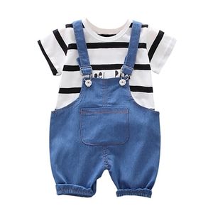 Yaz Bebek Erkek Giysileri 2 adet Kısa Kollu Şerit Mektup Baskı Tops T-shirt + Denim Askı Pantolon Çocuk Günlük Kıyafetler Setleri 210326